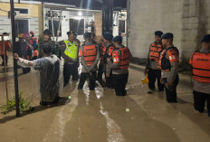 Brimob Polda Jateng Evakuasi Warga Pasca Operasi Terjebak Banjir di  Semarang