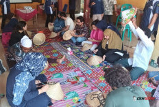 Caping Kebumen Tembus Mancanegara, Mahasiswa 7 Negara Belajar Menganyam di Kampung Tudung Grujugan
