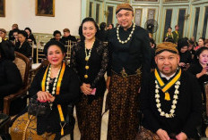 Momen Bupati Paramitha Pertama Kali Hadiri Kirab Pusaka Malam Satu Suro di Pura Mangkunegaran 