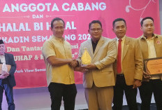 Zaenal  Petir Raih Penghargaan IKADIN Semarang, Konsisten Beri Bantuan Hukum Gratis