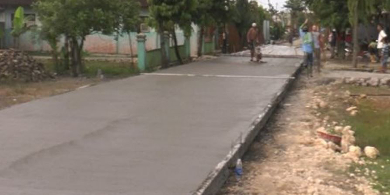 Jalan Rusak Tak Kunjung Diperbaiki, Joko Suranto Bangun Jalan dengan Duit Pribadi