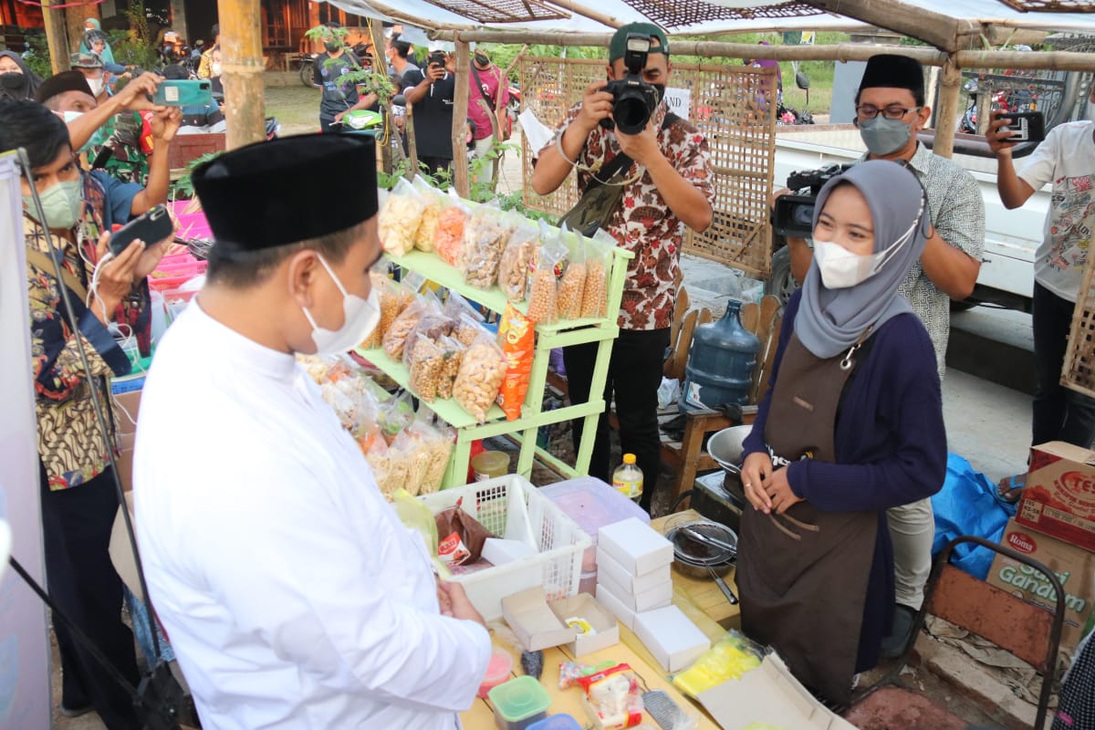 Kunjungi Pasar Ramadan, Taj Yasin Apresiasi Ekonomi Kreatif Warga Rembang