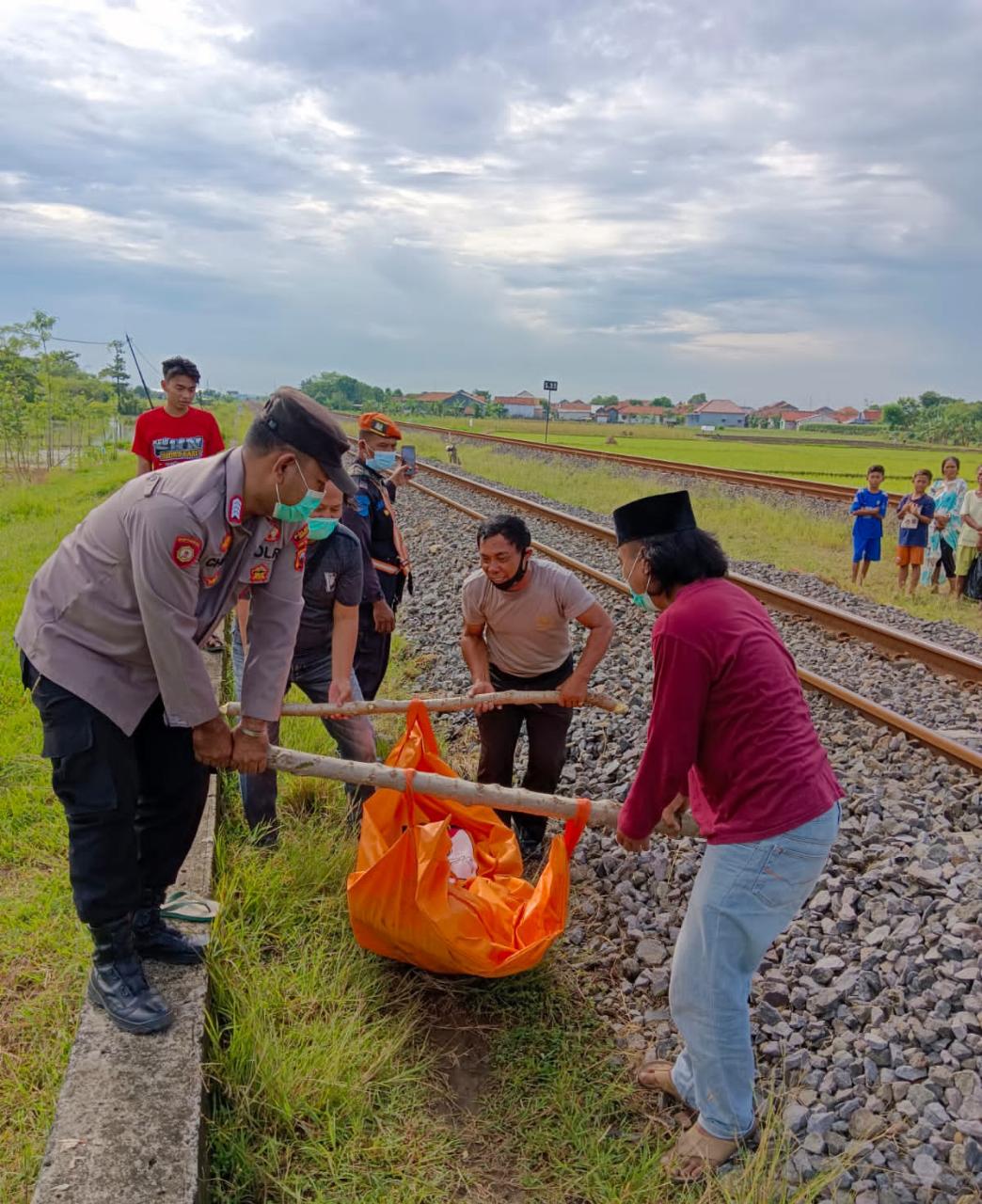 Pria Tanpa Identitas Tewas Tersambar KA di Brebes