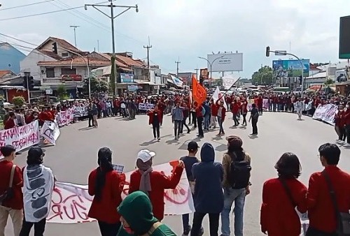 Aksi Mahasiswa di Cirebon Tutup Jalan Pantura, Tolak Tiga Periode Jokowi