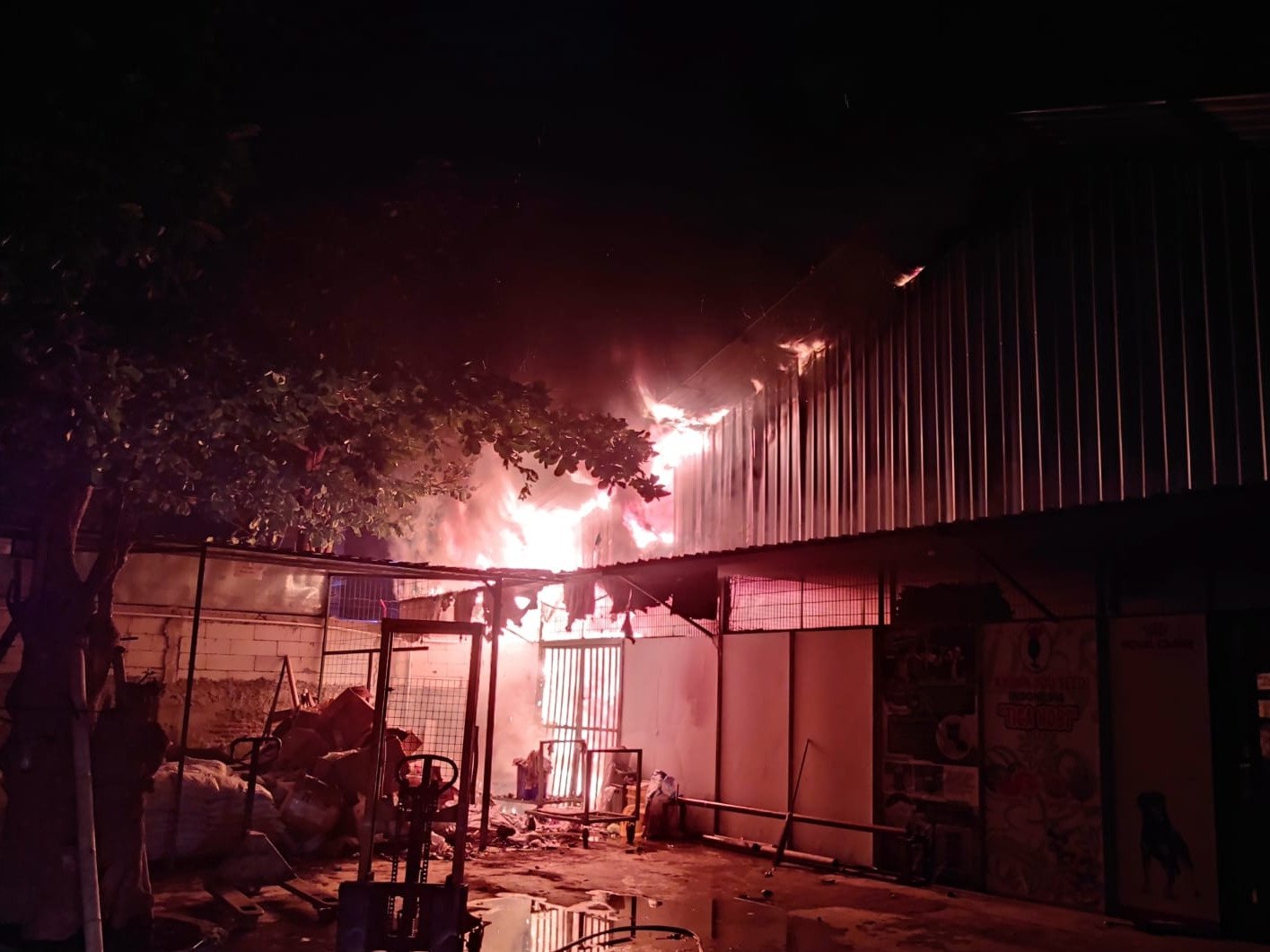Kebakaran Hebat Lalap Toko Pertanian di Semarang